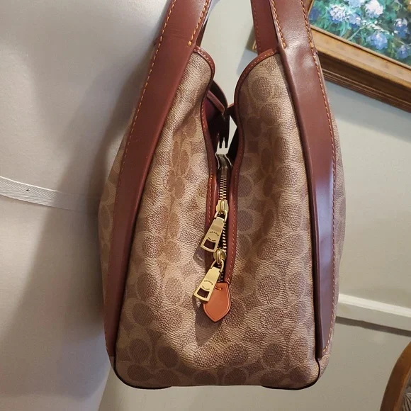 Like NEW Coach Hadley Hobo Bag In Signature Canvas - Picture 5 of 15